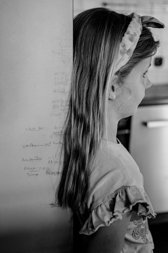 Kind tijdens familieshoot op de plek waar opa haar periodiek meet.