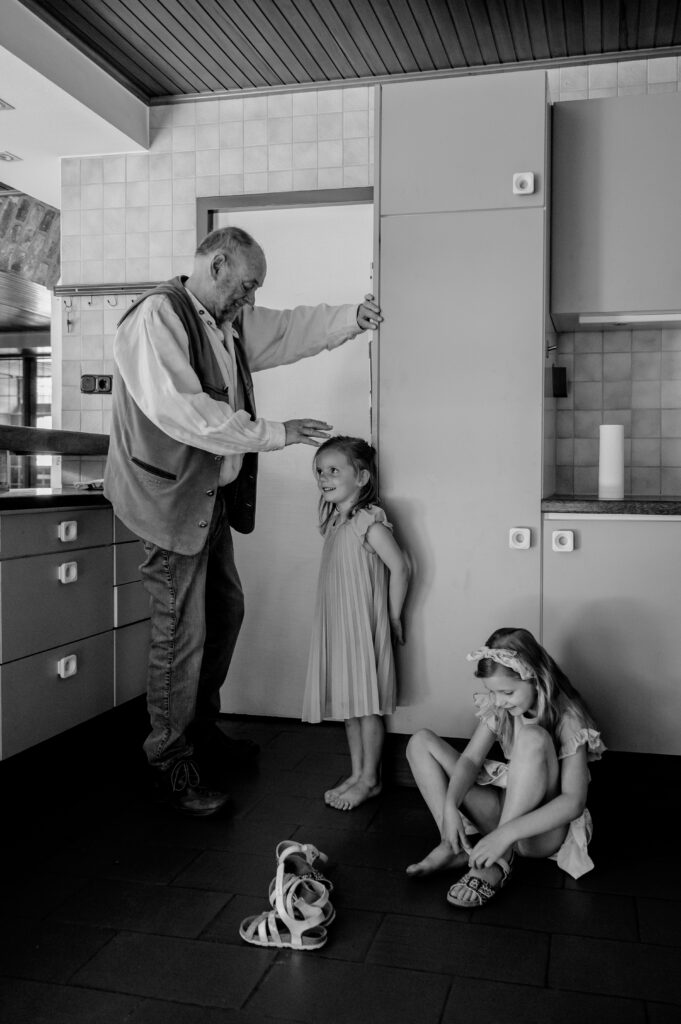 Opa meet zijn kleinkinderen tijdens een familieshoot