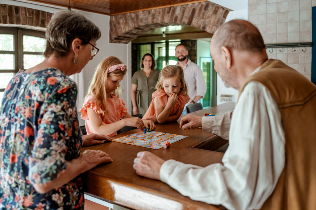 Een familie speelt een spelletje tijdens een familieshoot