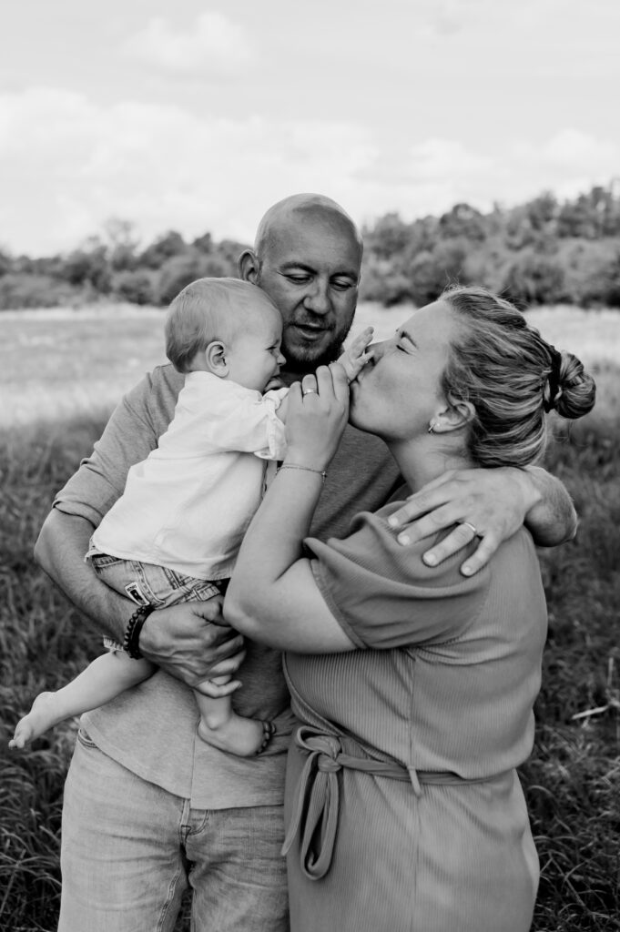 Een gezin geniet van een ongedwongen moment tijdens een gezinsshoot