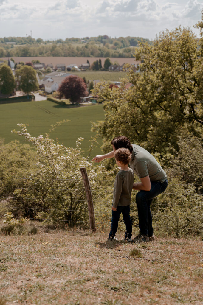 mensen kijken in de vertein het zuid-limburgse heuvelland in een shoot met Sanne Creuels Photograhy
