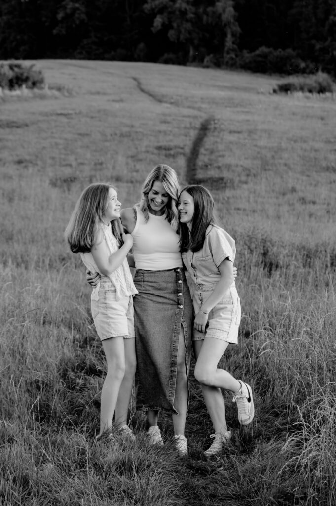 dames wandelen door het zuid-limburgse heuvelland in een shoot met Sanne Creuels Photograhy