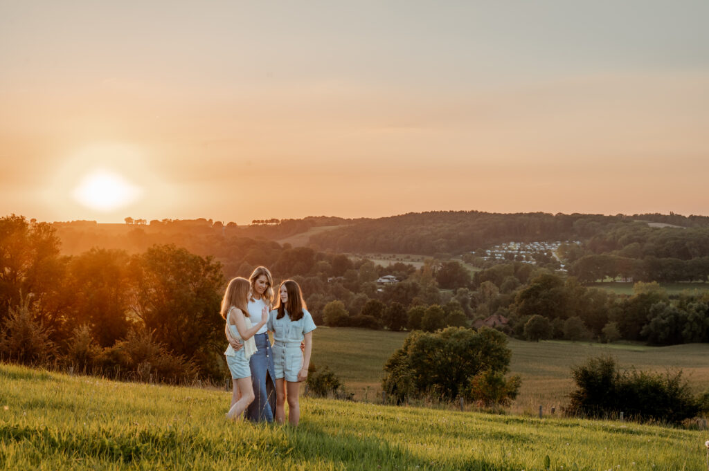 dames wandelen door het zuid-limburgse heuvelland in een shoot met Sanne Creuels Photograhy