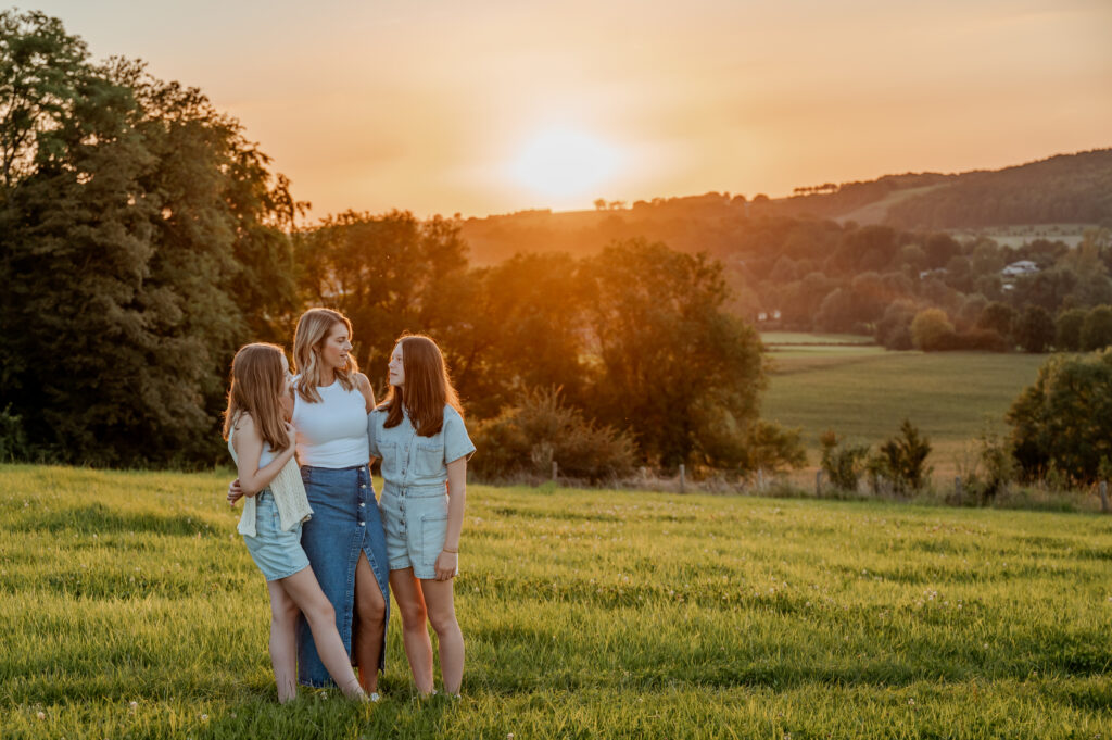 kinderen wandelen door het zuid-limburgse heuvelland in een shoot met Sanne Creuels Photograhy