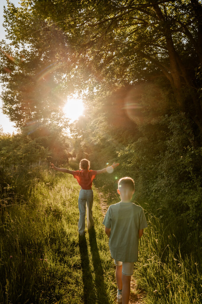 kinderen wandelen door het zuid-limburgse heuvelland in een shoot met Sanne Creuels Photograhy