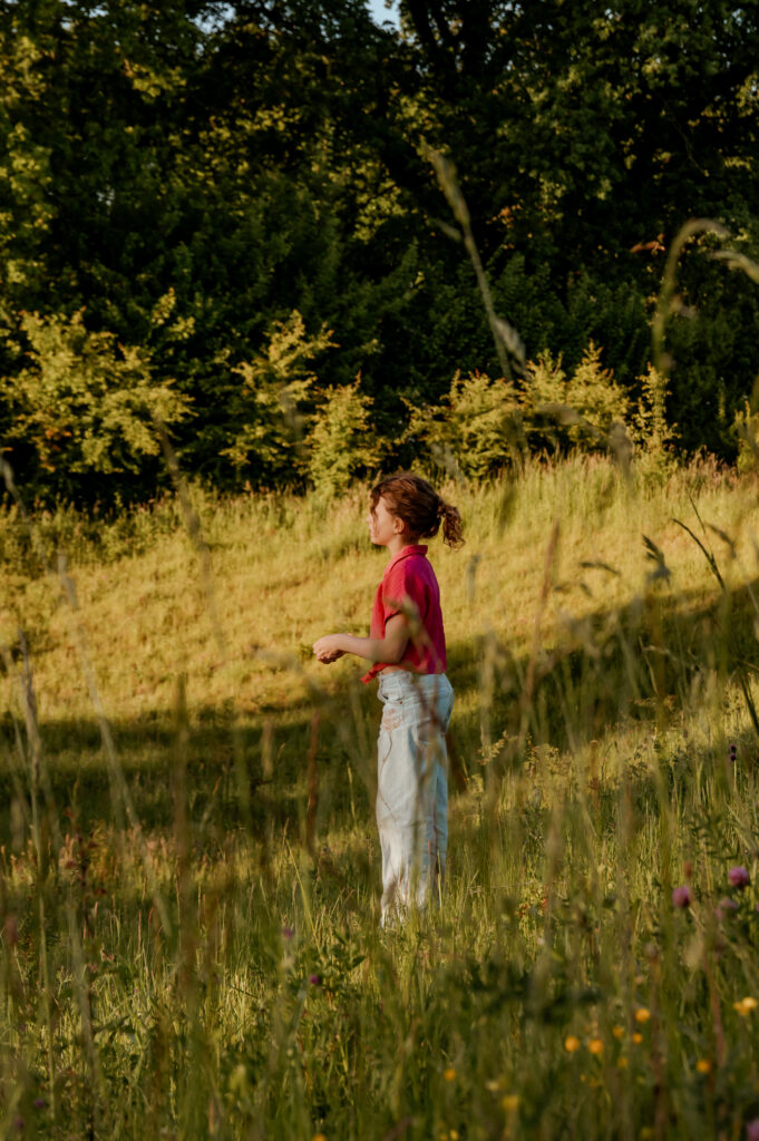 kinderen wandelen door het zuid-limburgse heuvelland in een shoot met Sanne Creuels Photograhy
