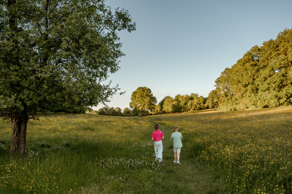 kinderen wandelen door het zuid-limburgse heuvelland in een shoot met Sanne Creuels Photograhy