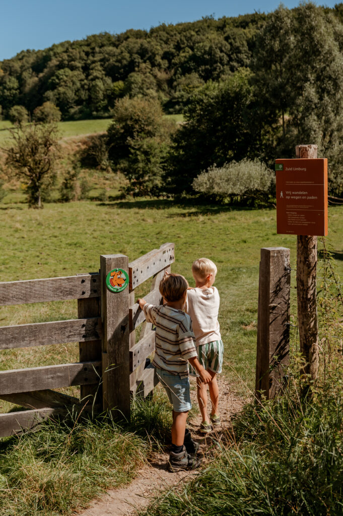 kinderen wandelen door het zuid-limburgse heuvelland in een shoot met Sanne Creuels Photograhy