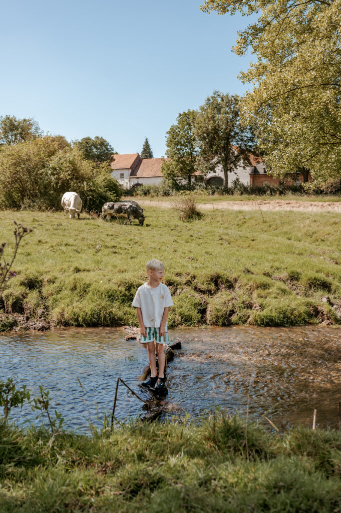 kinderen wandelen door het zuid-limburgse heuvelland in een shoot met Sanne Creuels Photograhy