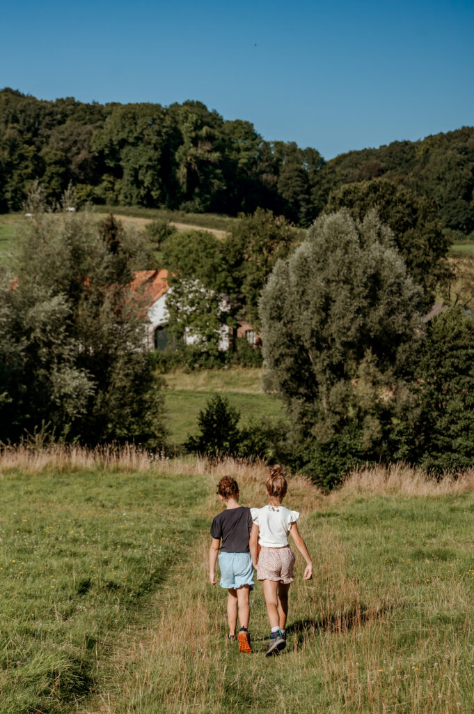 kinderen wandelen door het zuid-limburgse heuvelland in een shoot met Sanne Creuels Photograhy