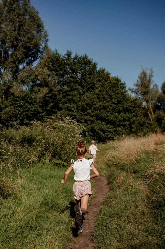 kinderen wandelen door het zuid-limburgse heuvelland in een shoot met Sanne Creuels Photograhy