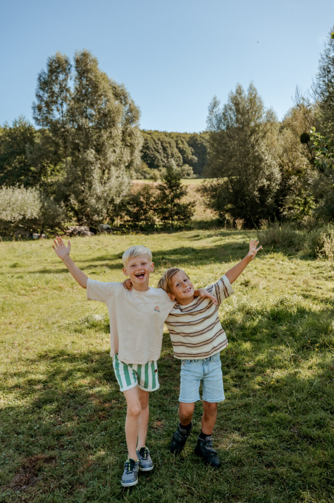 kinderen wandelen door het zuid-limburgse heuvelland in een shoot met Sanne Creuels Photograhy