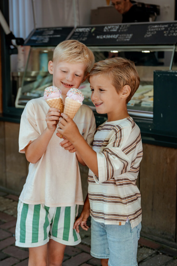 kinderen wandelen door het zuid-limburgse heuvelland in een shoot met Sanne Creuels Photograhy