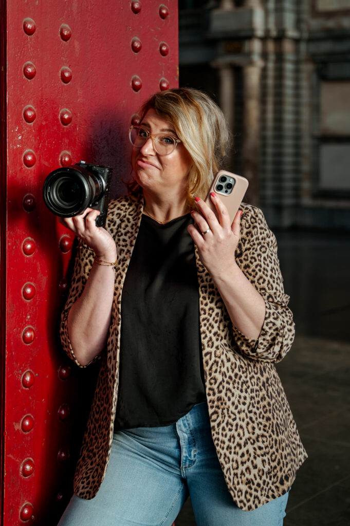 Sanne Creuels, fotograaf, twijfelt of ze foto's gaat maken met haar smartphone of camera. Deze foto ondersteunt de fotografiecursus.
