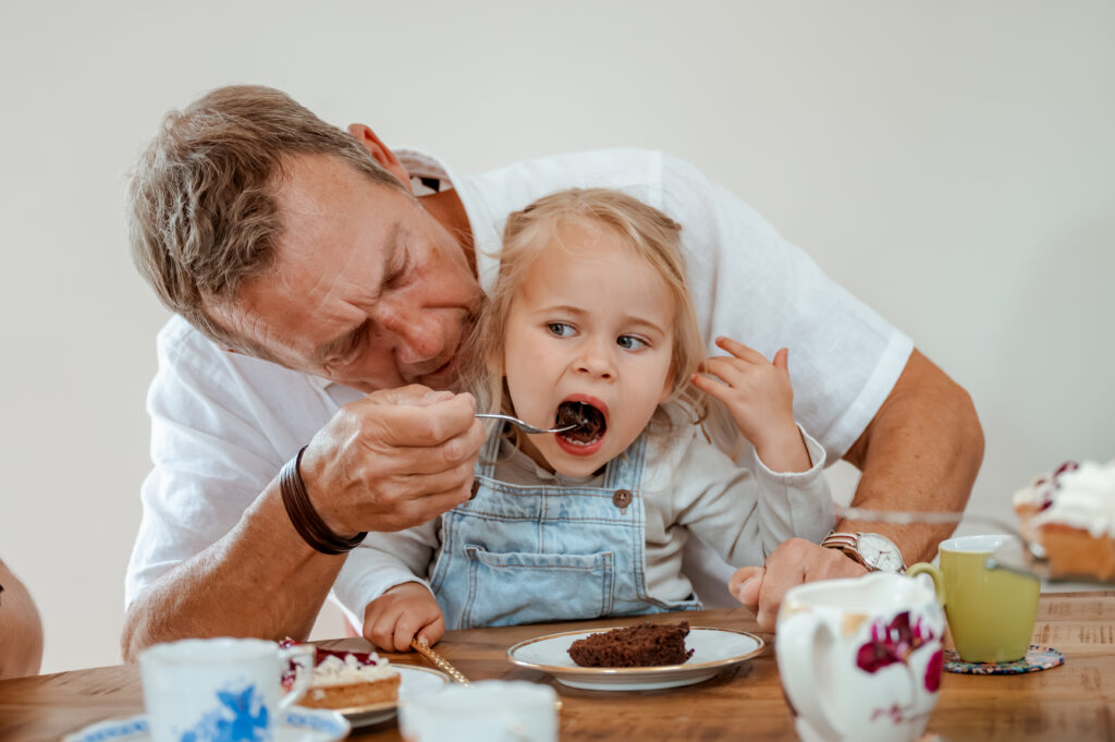 Sanne Creuëls Photography - foto van een kind dat vlaai eet tijdens hun familieshoot in Zuid-Limburg