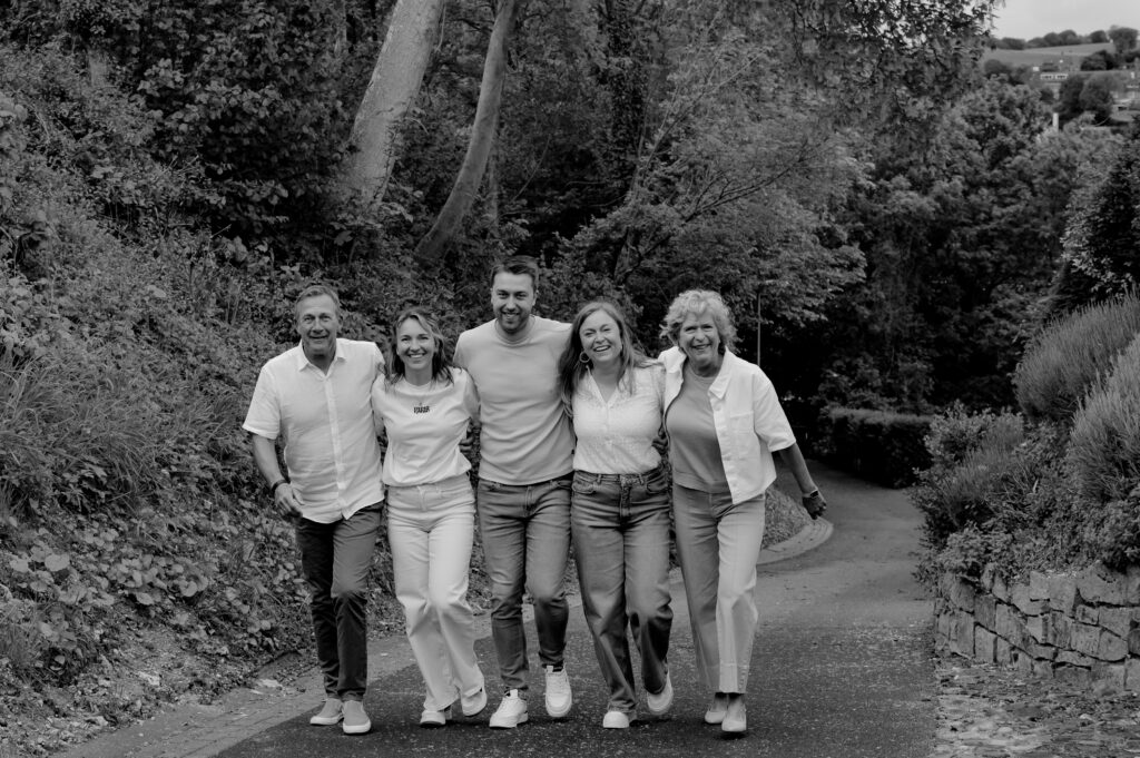 Sanne Creuëls Photography - zwart wit familieportret van opa en oma met de kinderen en kleinkinderen tijdens hun familieshoot in Zuid-Limburg