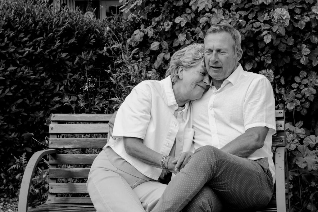 Sanne Creuëls Photography - zwart wit foto van opa en oma tijdens hun familieshoot in Zuid-Limburg