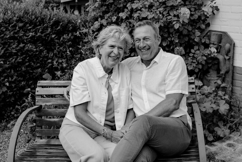 Sanne Creuëls Photography - zwart wit foto van opa en oma tijdens hun familieshoot in Zuid-Limburg