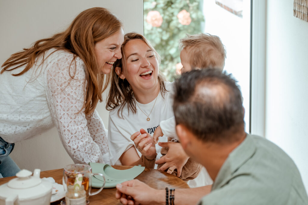 Sanne Creuëls Photography - foto van zussen die plezier maken in hun ouderlijk huis tijdens hun familieshoot in Zuid-Limburg