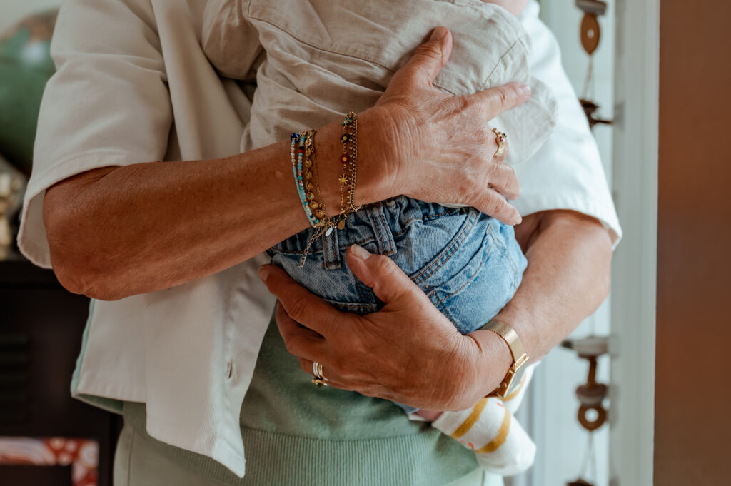 Sanne Creuëls Photography - de handen van een oma die haar kleinzoon vasthoudt familieshoot in Zuid-Limburg