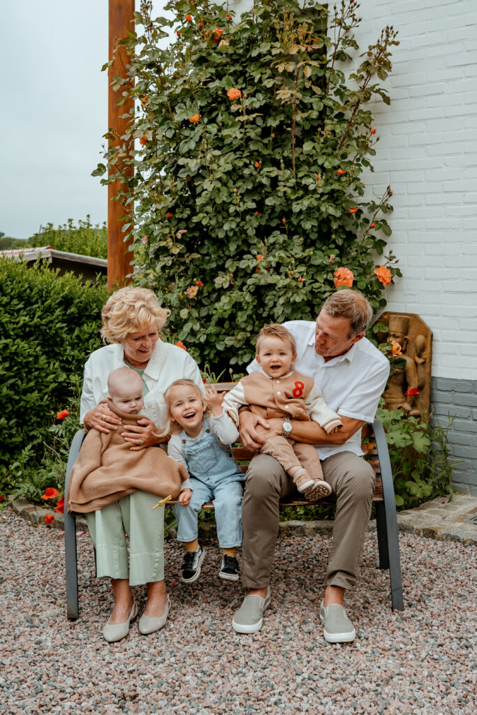 Sanne Creuëls Photography - familieportret van opa en oma met de kleinkinderen tijdens hun familieshoot in Zuid-Limburg