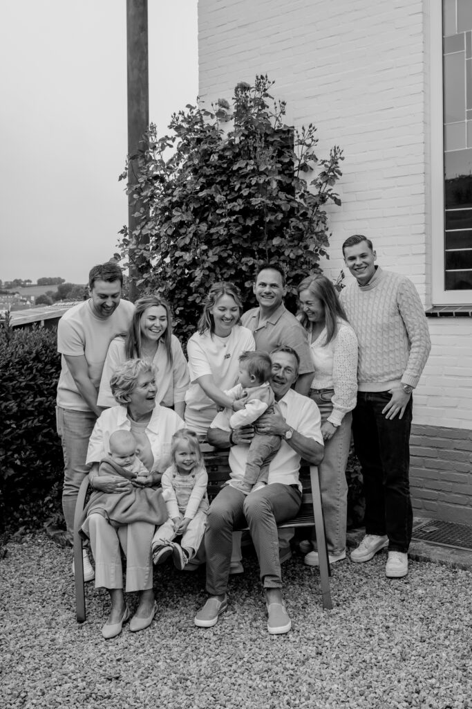 Sanne Creuëls Photography - zwart wit familieportret van opa en oma met de kinderen en kleinkinderen tijdens hun familieshoot in Zuid-Limburg