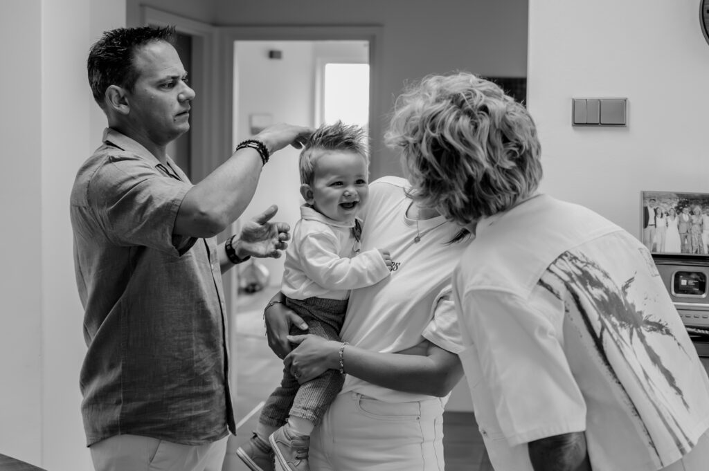 Sanne Creuëls Photography - zwart wit foto in het ouderlijk huis tijdens hun familieshoot in Zuid-Limburg