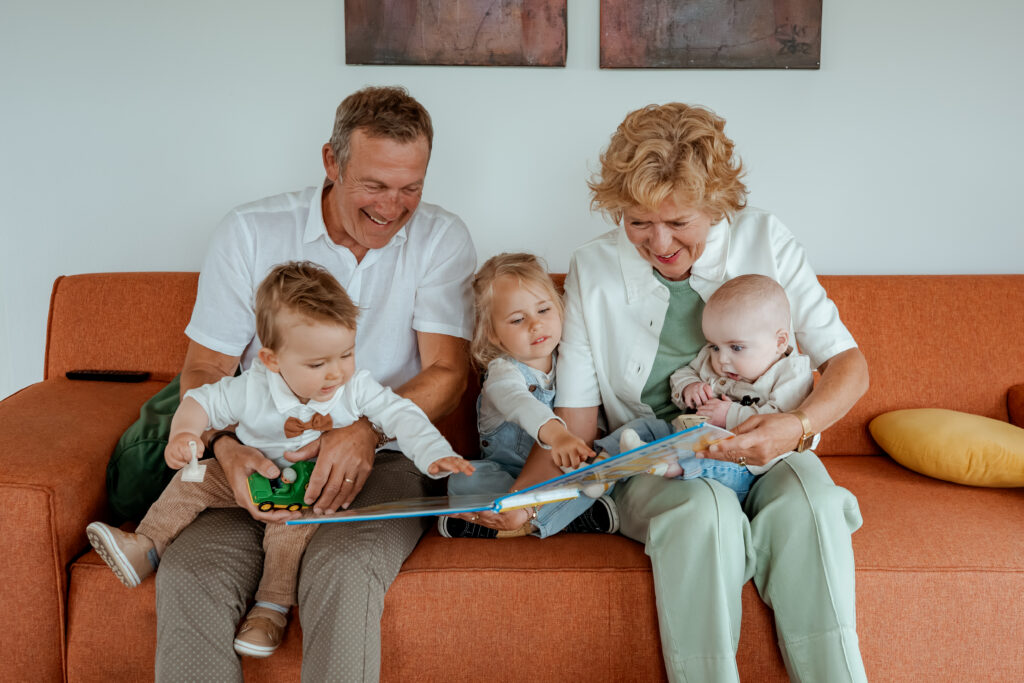 Sanne Creuëls Photography - familieportret van opa en oma met de kleinkinderen tijdens hun familieshoot in Zuid-Limburg